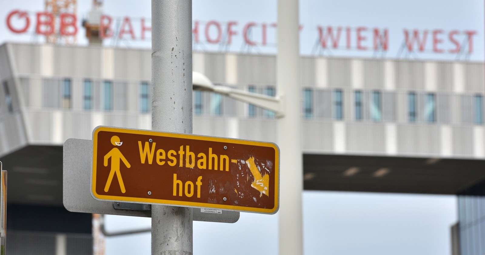 Straßenansicht des Westbahnhofes