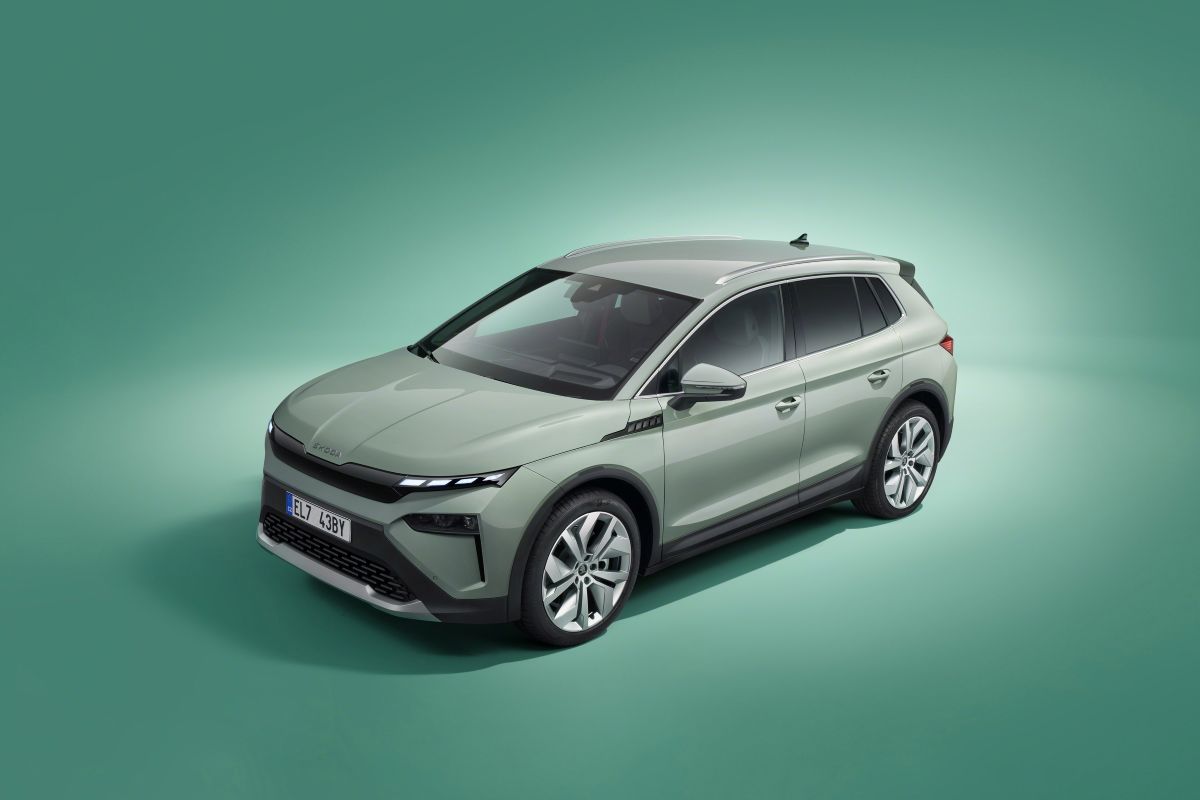 Ein grüner  Skoda Elroq steht in einem auf einem grünen Boden und auch die Wände sind grün. Die Umgebung des Autos ist eine Spur heller.
