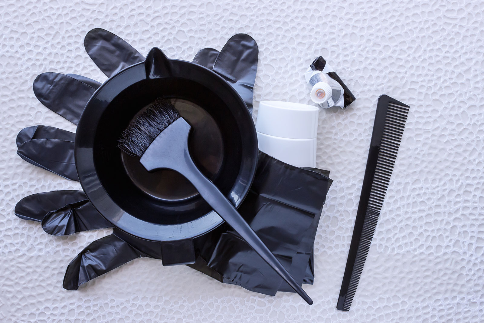 Handschuhe, Haarpinsel und Kamm in Schwarz | Credit: iStock.com/Liountmila Korelidou