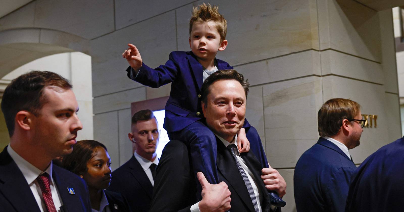 Elon Musk, der seinen Sohn auf seinen Schultern trägt