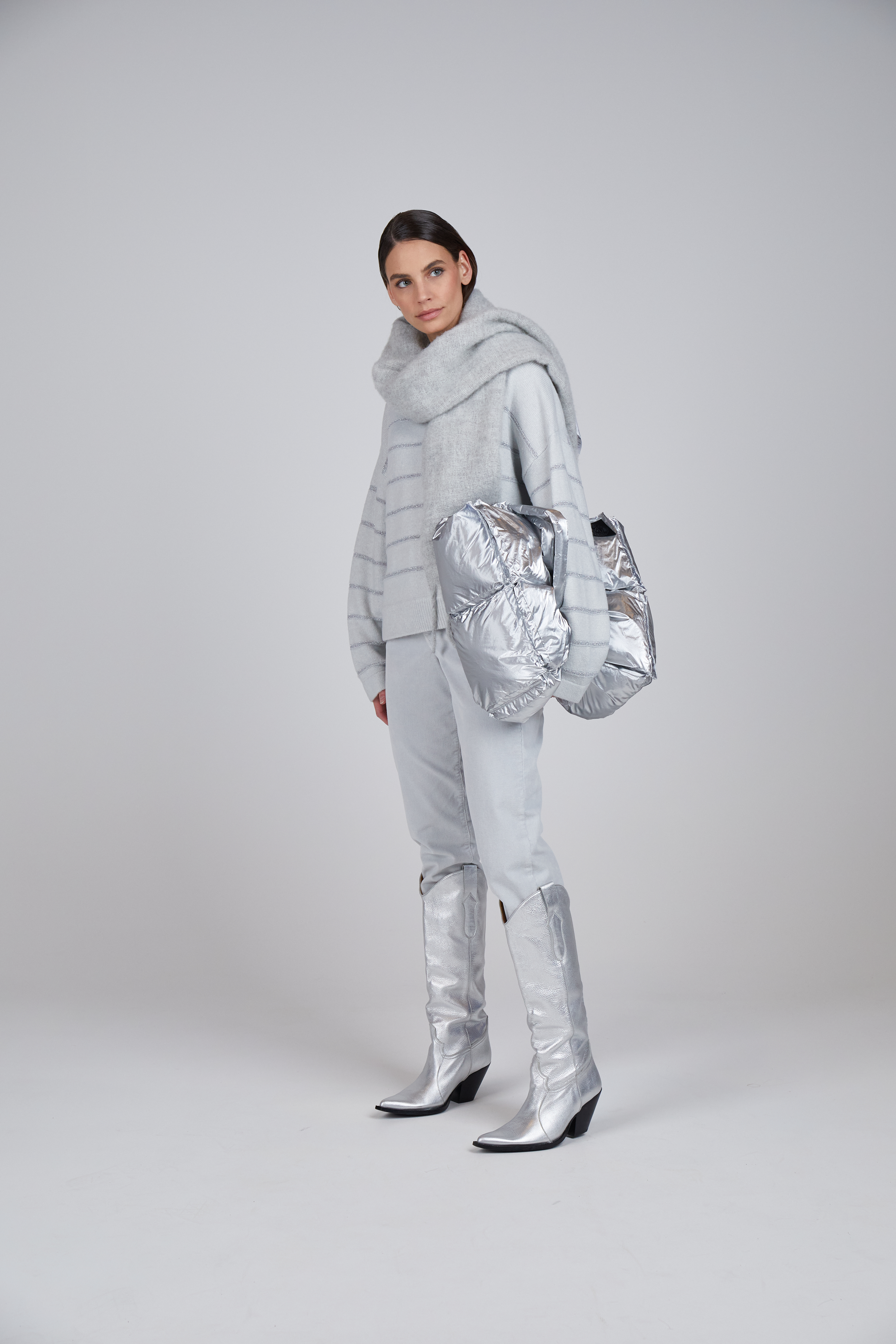 Frau in einem grauen Outfit