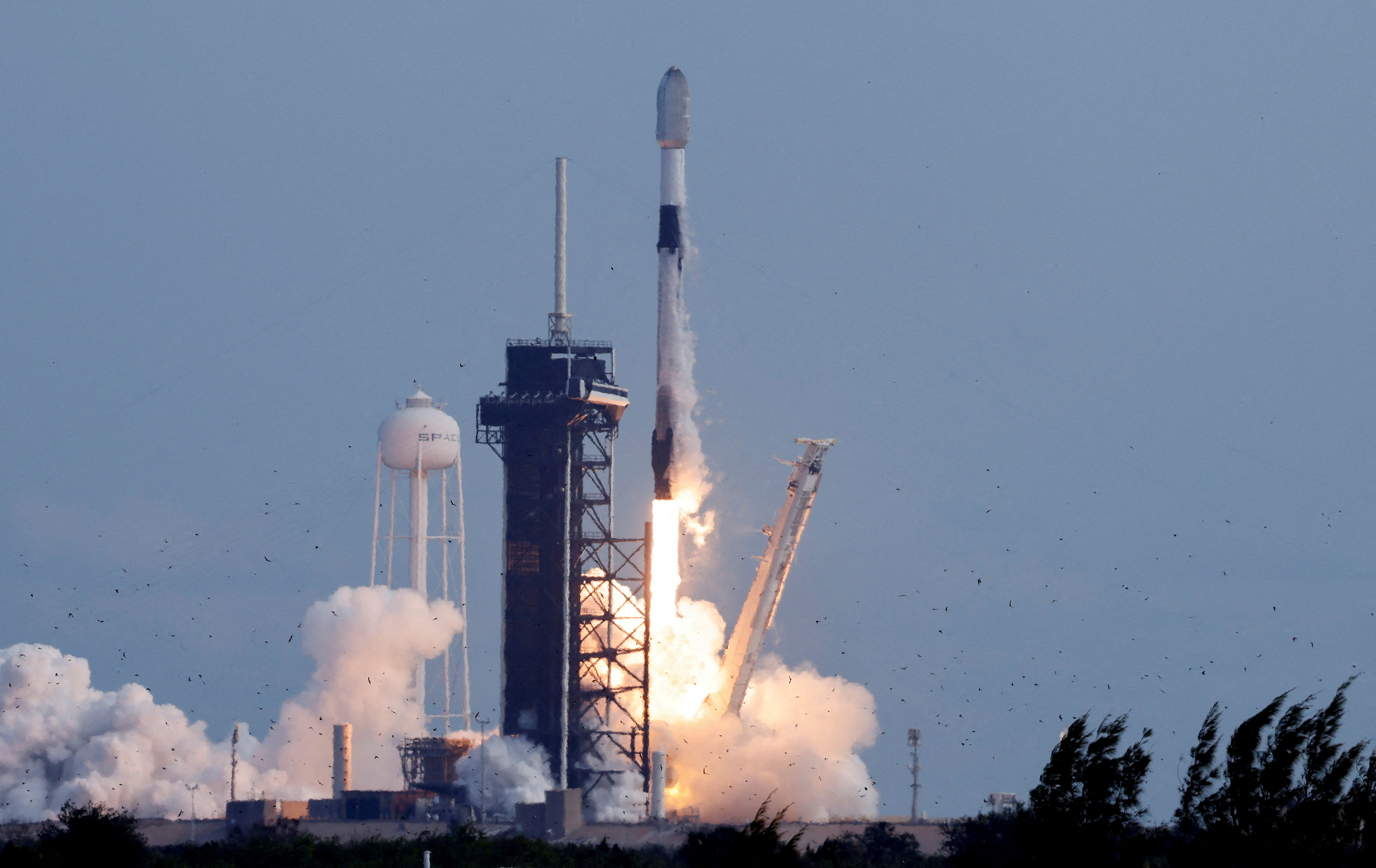 Start einer SpaceX-Rakete, die einen gigantischen Feuerschweif hinter sich herzieht