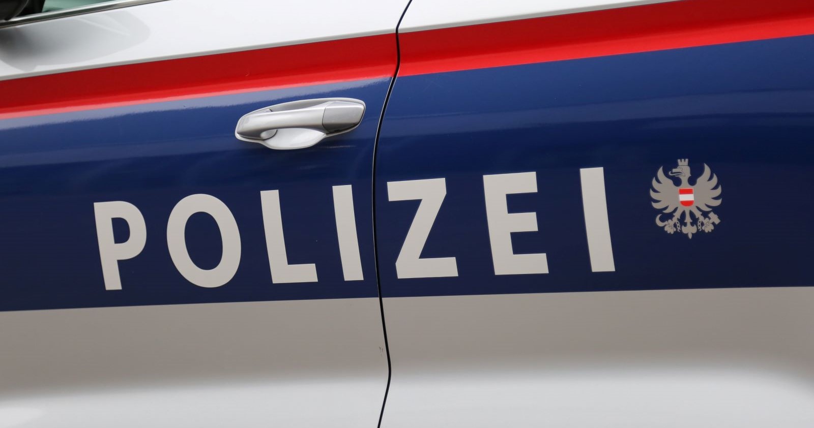 Polizeischriftzug auf einem Einsatzfahrzeug.