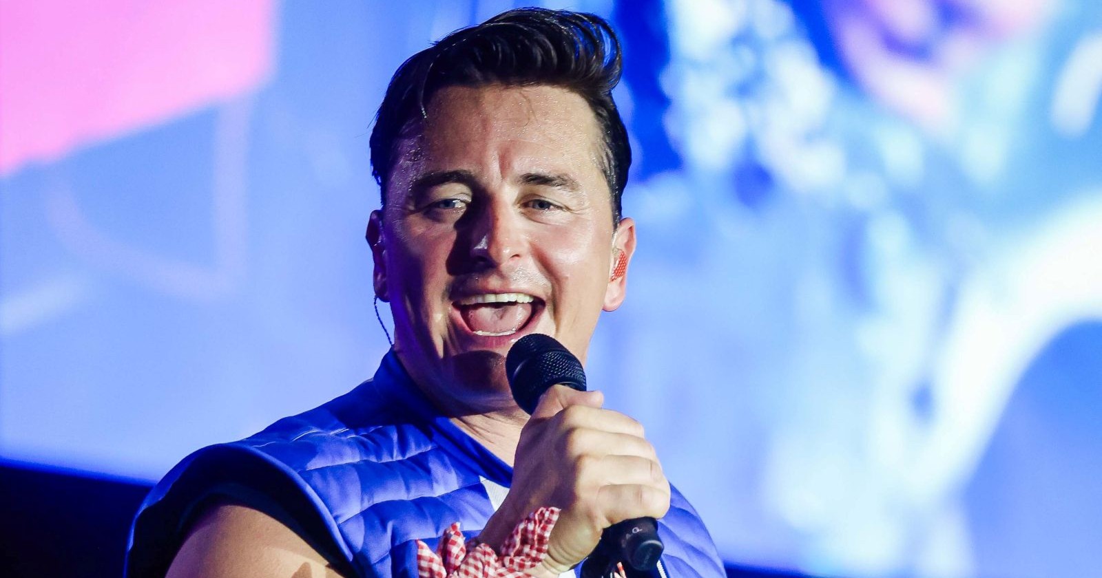 Andreas Gabalier singt auf der Bühne