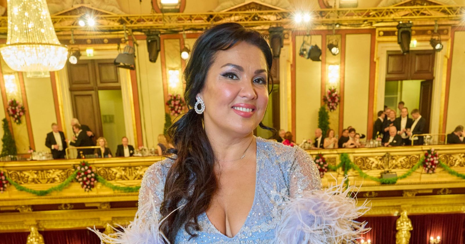 Anna Netrebko lächelt in die Kamera