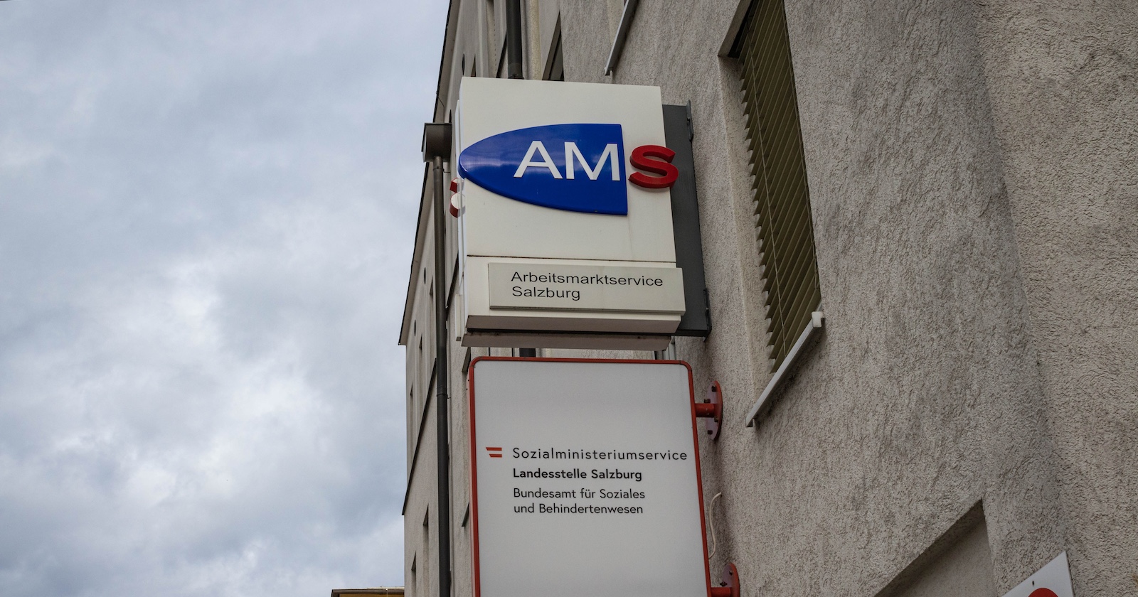 Das AMS-Gebäude in Salzburg von außen.