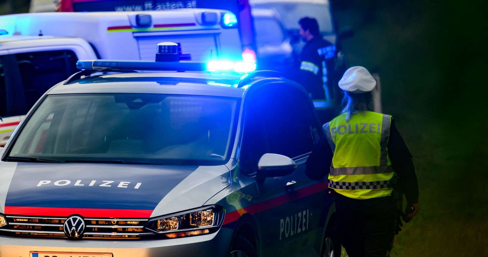 Polizei und Notarzt an einem Unfallort.