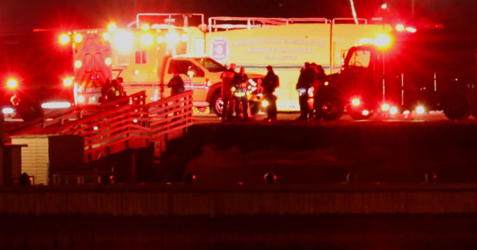 Einsatzkräfte suchen bislang vergeblich nach Überlebenden in dem eiskalten Fluss.
