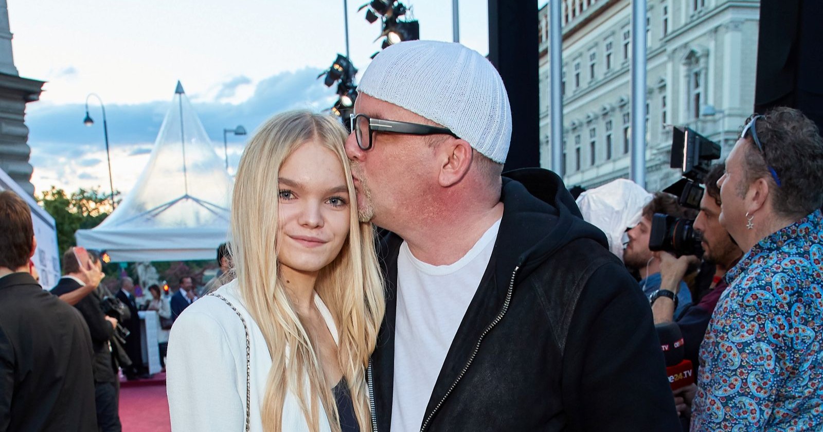 DJ Ötzi küsst Tochter Lisa Marie auf den Kopf