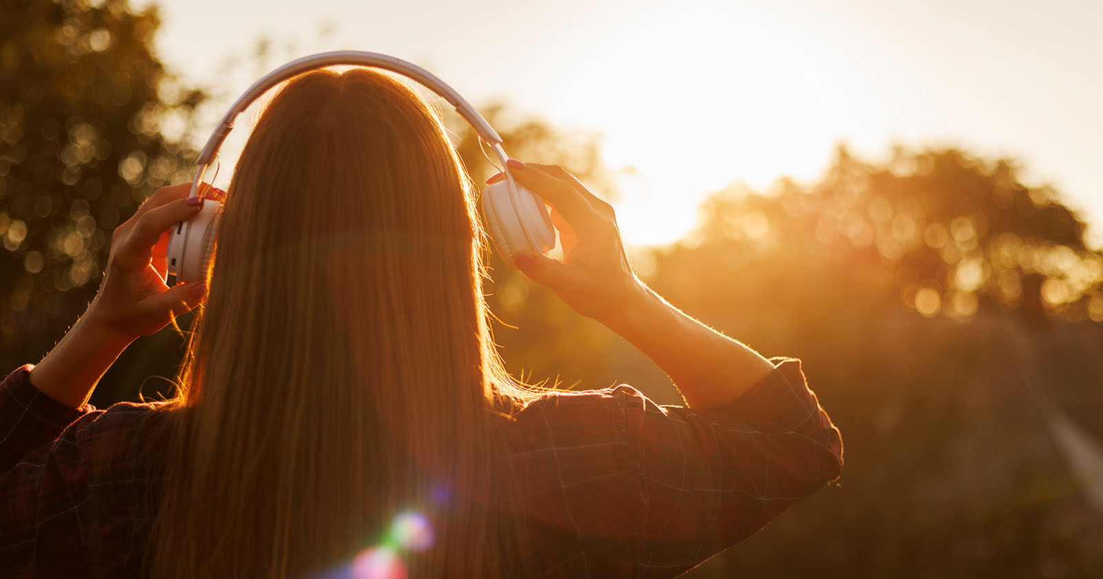 Frau hört ein Hörbuch | Credit: iStock.com/Andrii Zorii