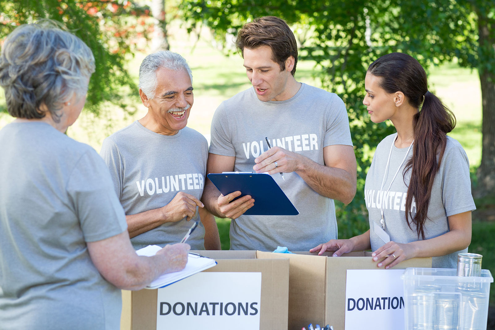Freunde machen zusammen Ehrenamt | Credit: iStock.com/Wavebreakmedia