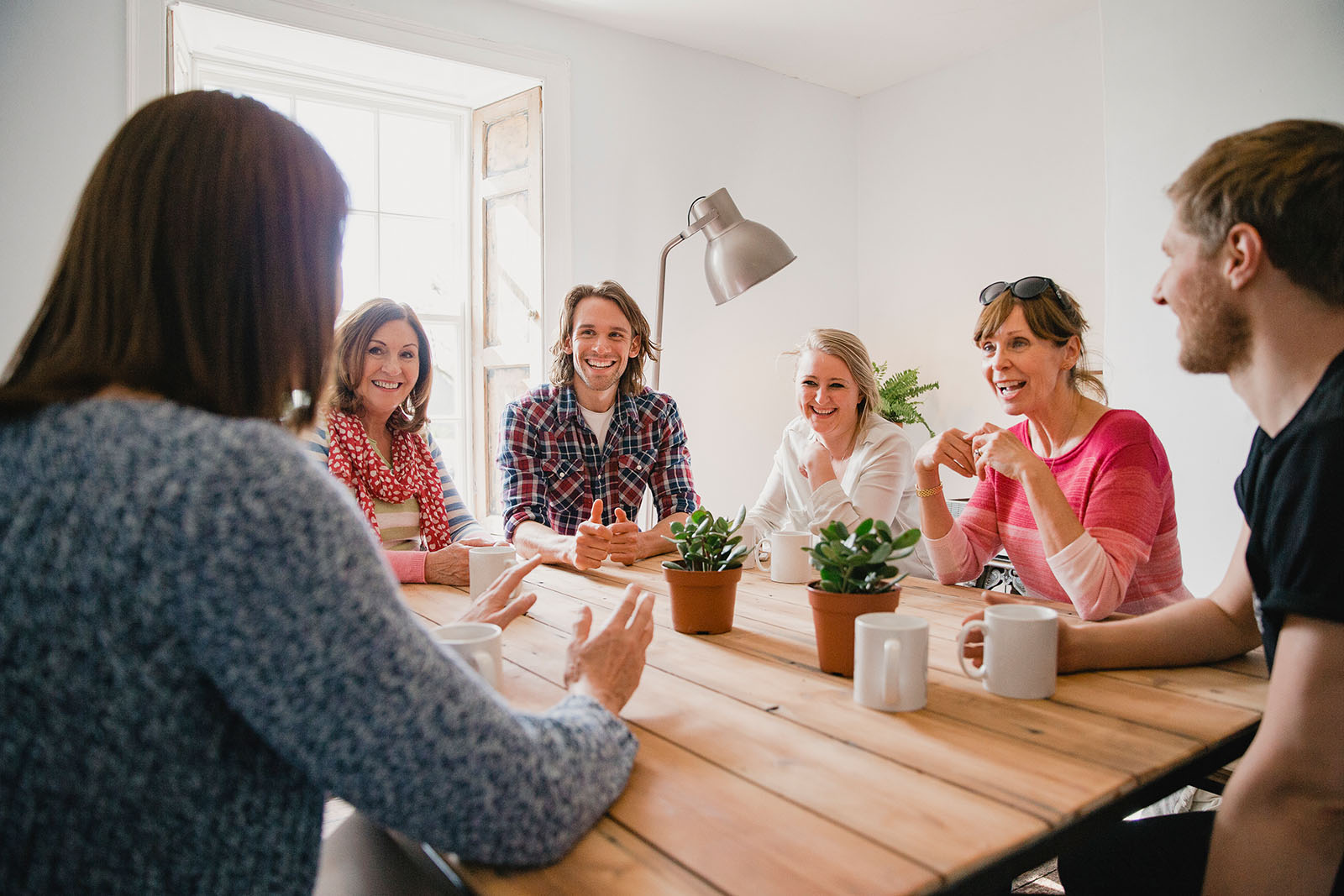 Freunde sitzen zusammen | Credit: iStock.com/DGLimages
