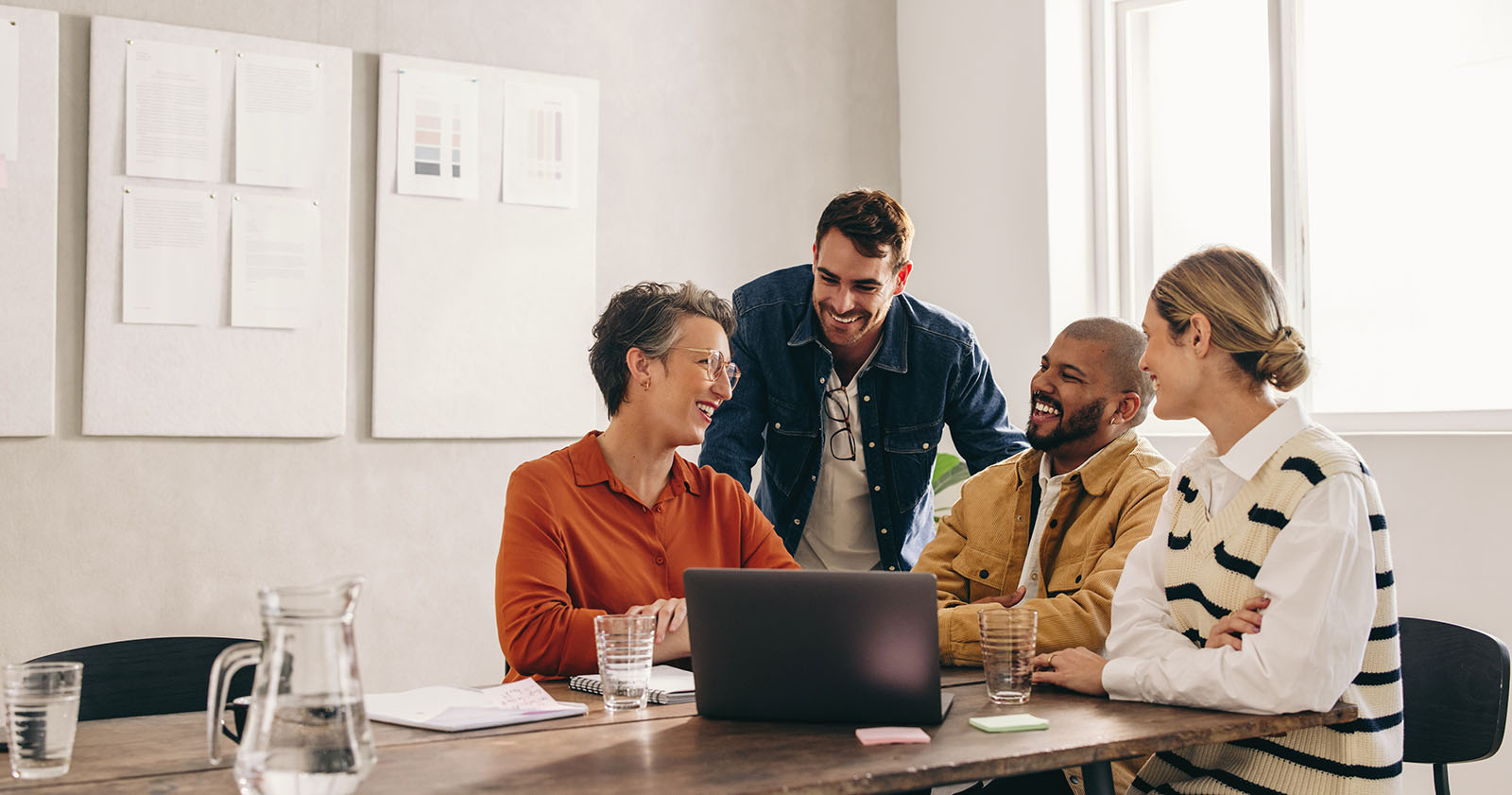 Freunde im Meeting | Credit: iStock.com/jacoblund