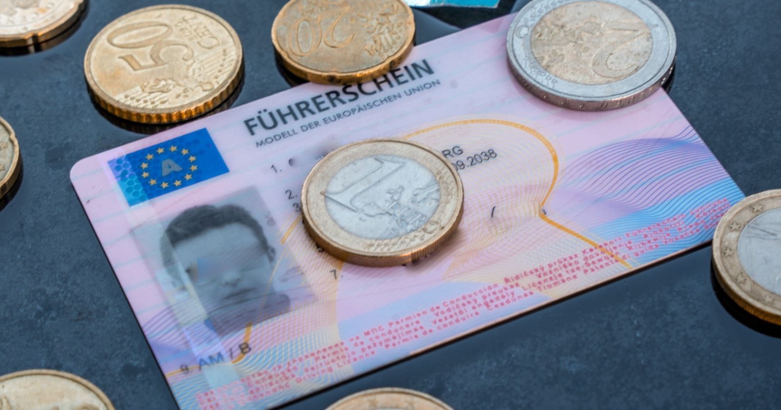 Der Führerschein im Scheckkartenformat kostet aktuell rund 61 Euro, künftig schlägt er mit rund 87 Euro zu Buche.