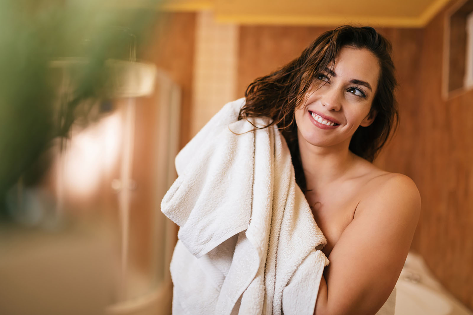 Frau trocknet sich die Haare | Credit: iStock.com/Drazen Zigic