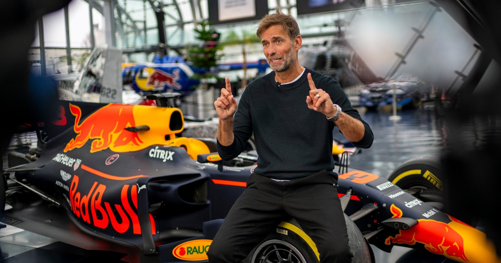 Jürgen Klopp posiert vor einem Formel 1 Wagen