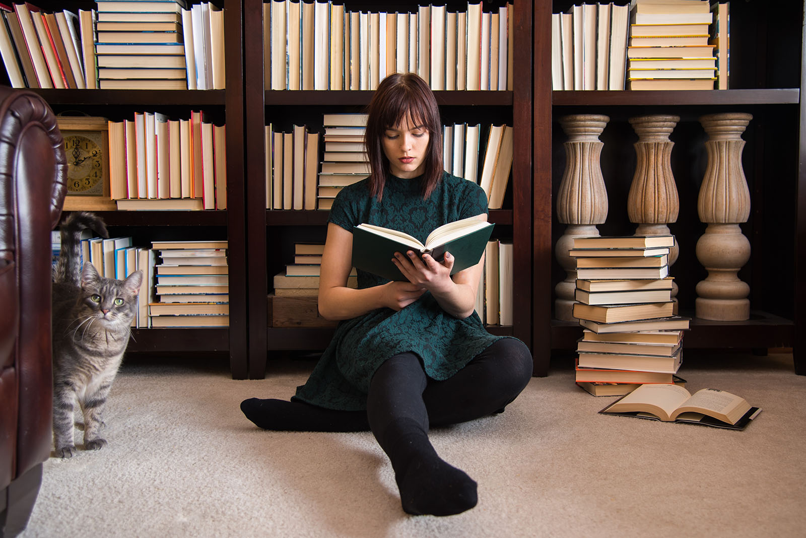 Frau sitzt mit Buch am Boden | Credit: iStock.com/EyeEm Mobile GmbH