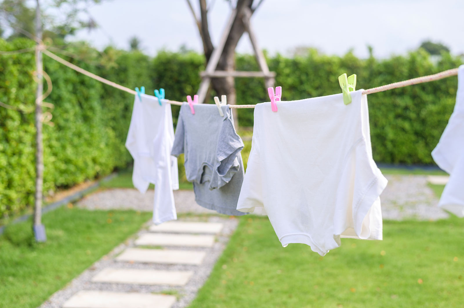Kleidung hängt an der Wäscheleine im Garten | Credit: iStock.com/tonefotografia