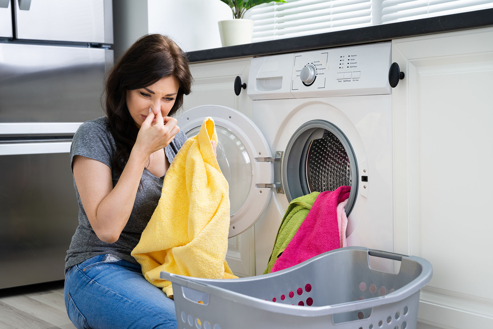 Frau riecht an schmutziger Wäsche | Credit: iStock.com/AndreyPopov
