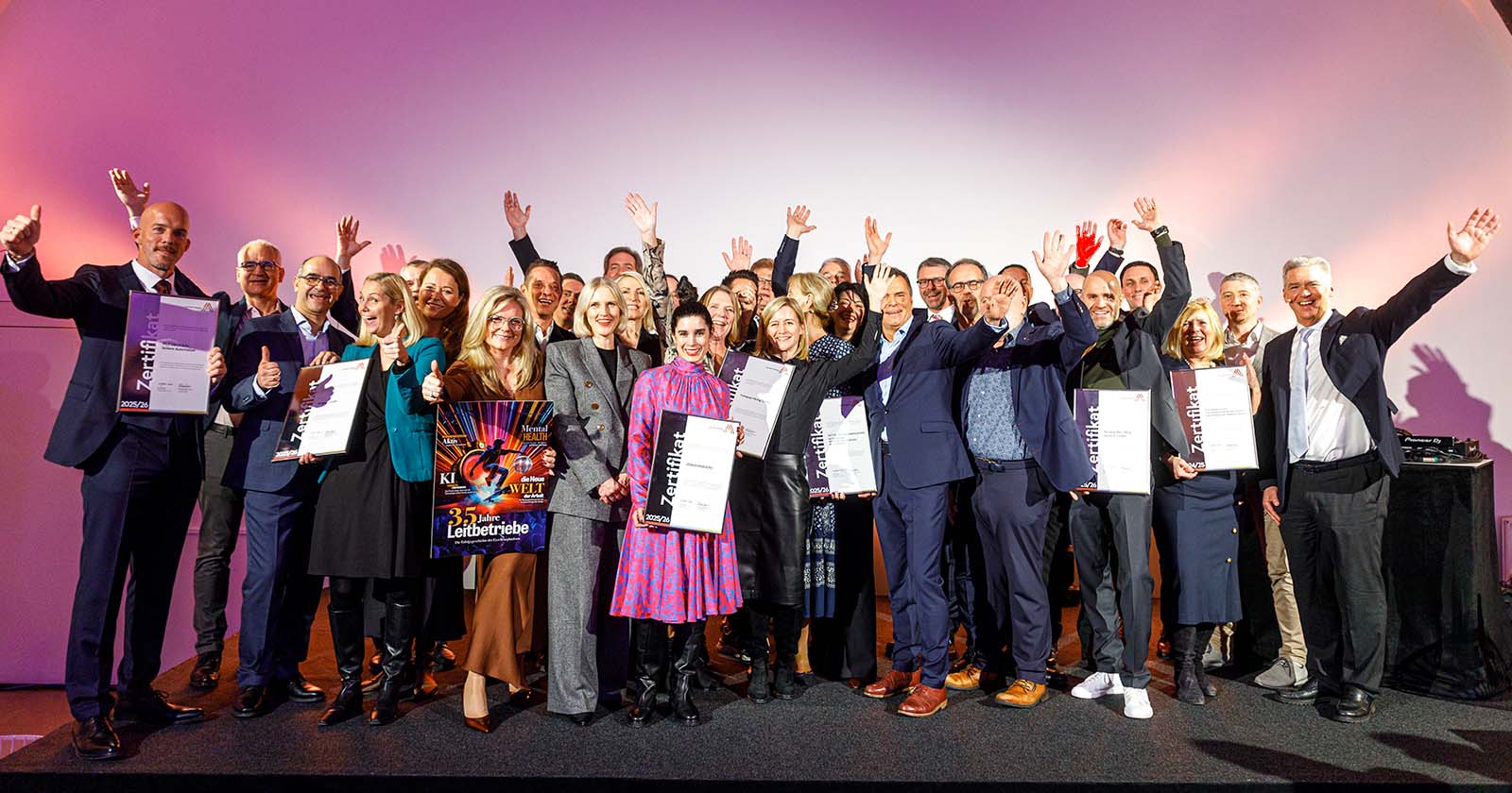 Gruppenbild mit den ausgezeichneten Unternehmen von Leitbetriebe Austria