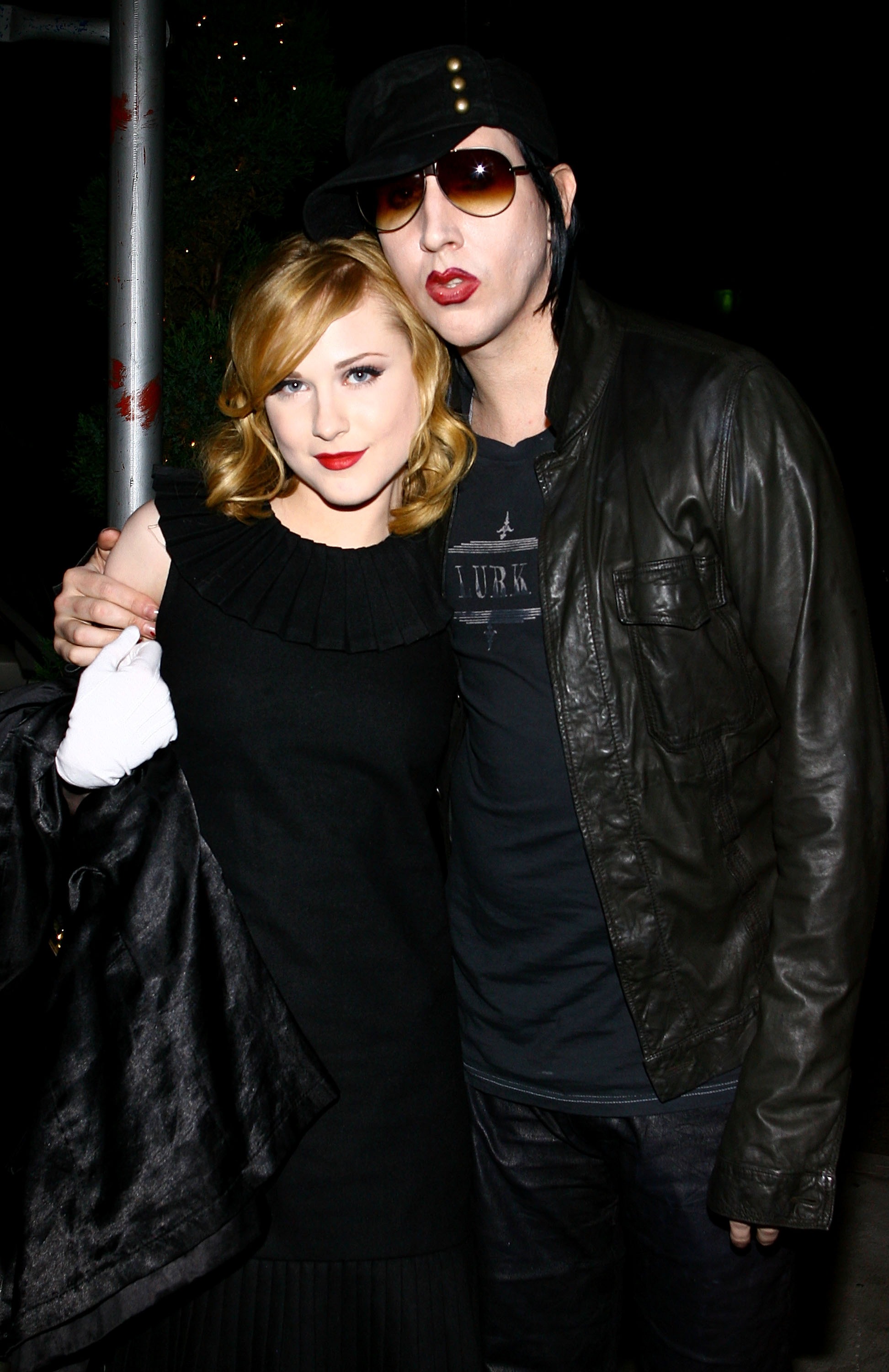 Marilyn Manson, der seinen Arm um die Schultern von Evan Rachel Wood legt