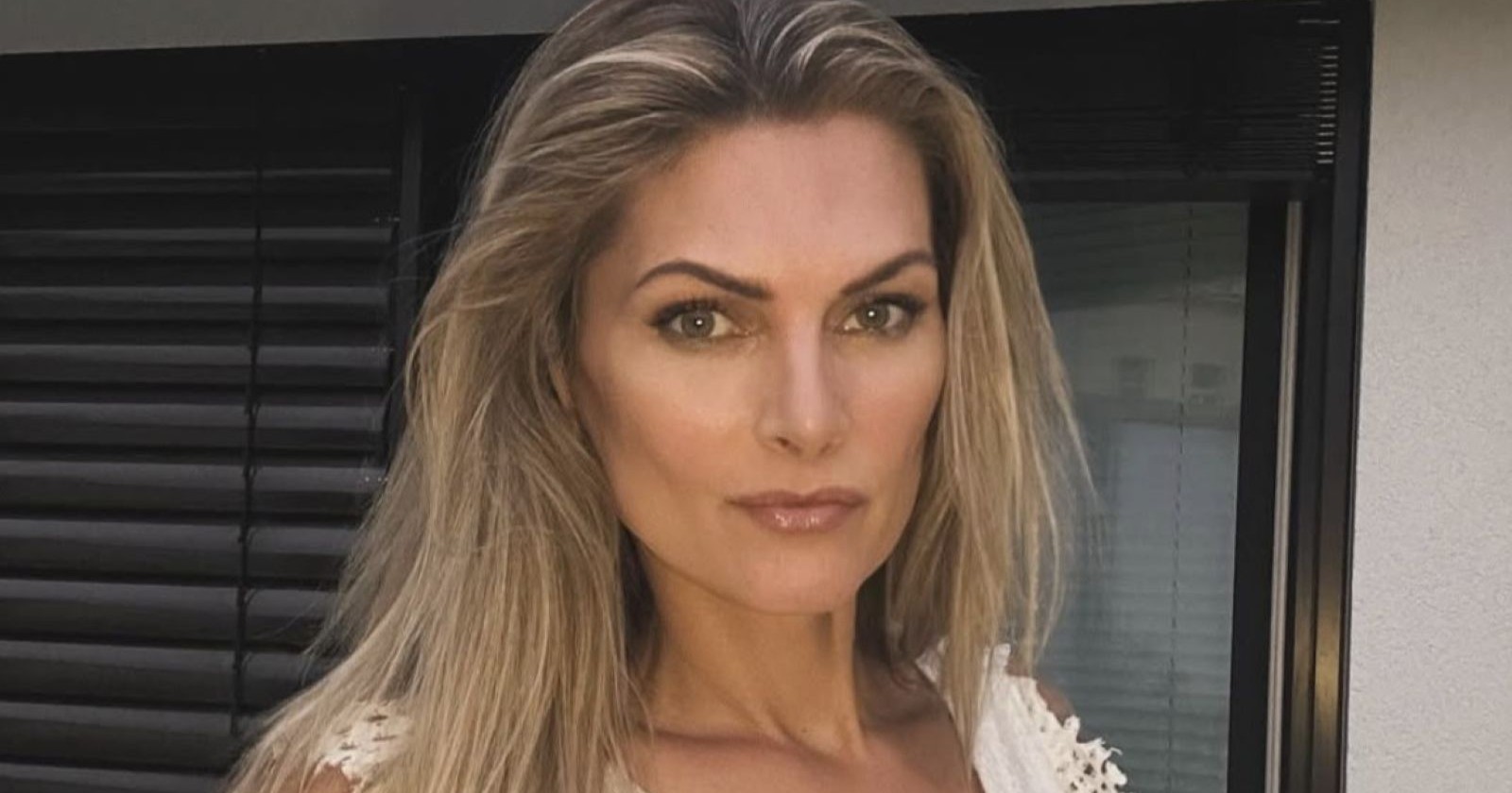 Martina Kaiser mit ernstem Gesichtsausdruck