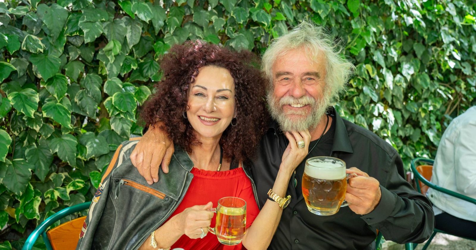 "Mausi" Lugner und Ernst sitzen zusammen.