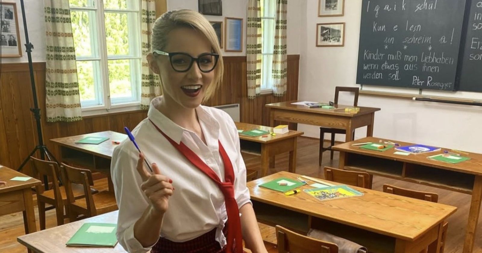 Melissa Naschenweng mit einer Brille