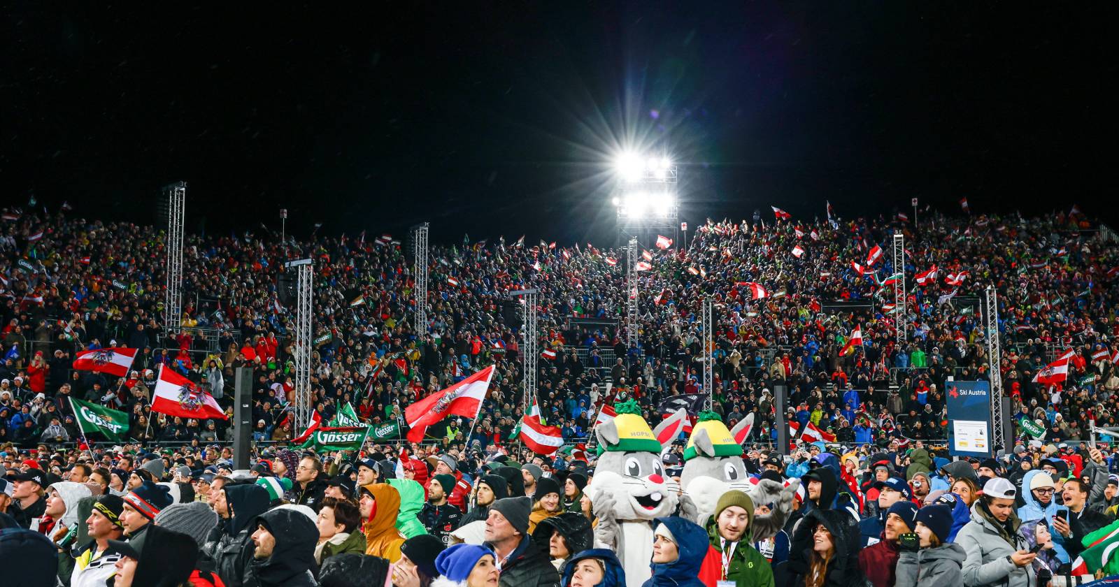 Aufnahme einer Menschenmenge auf den Tribünen im Zielbereich des "Nightrace" in Schladming
