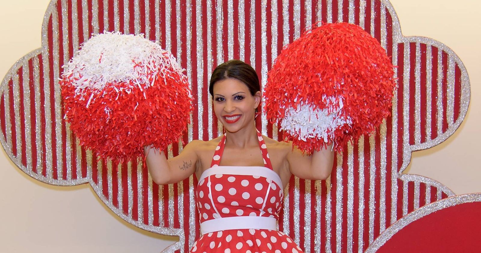 Nina "Bambi" Bruckner in einem roten Pünktchen-Kleid.