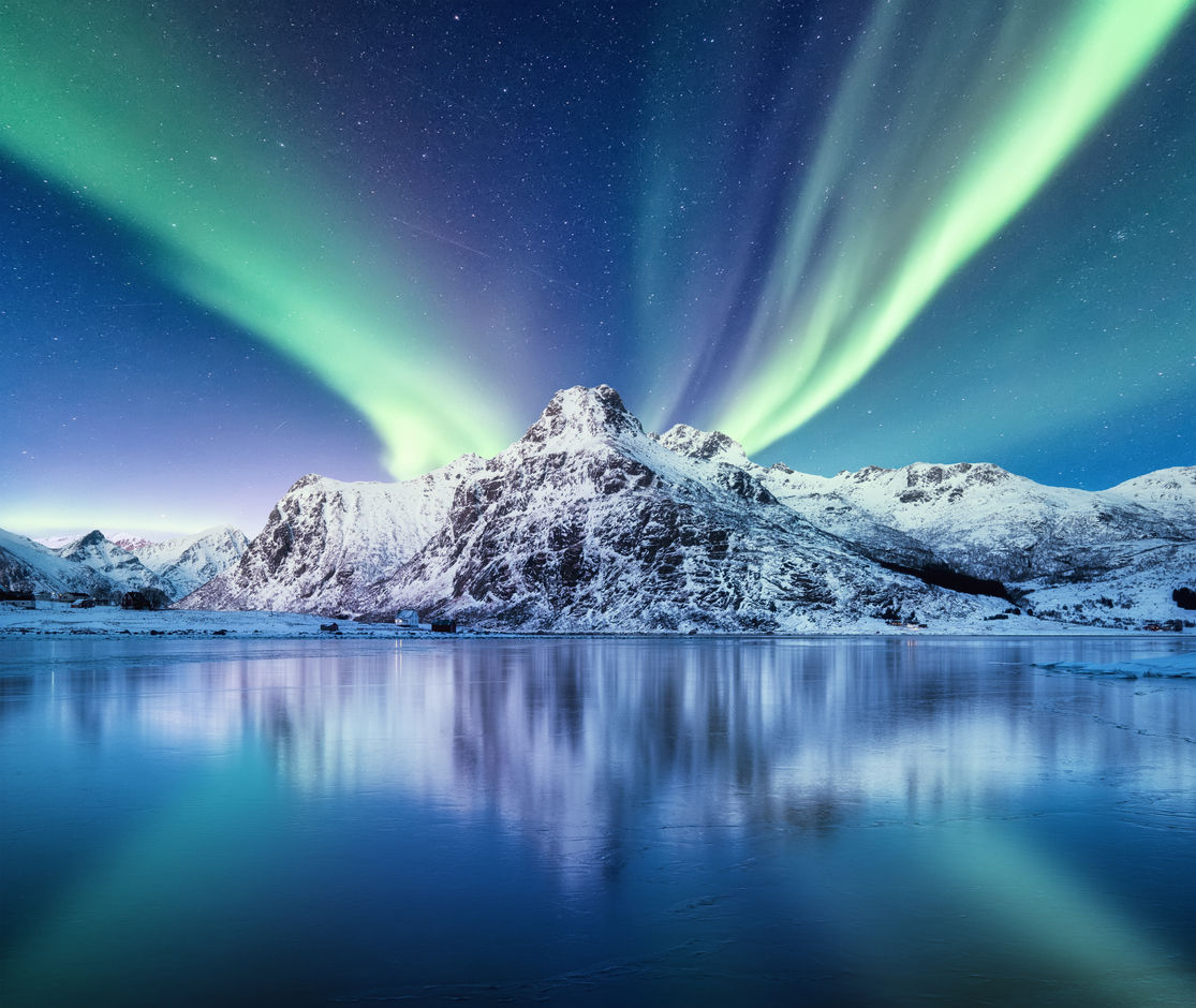 Grüne Nordlichter über einem verschneiten Berg