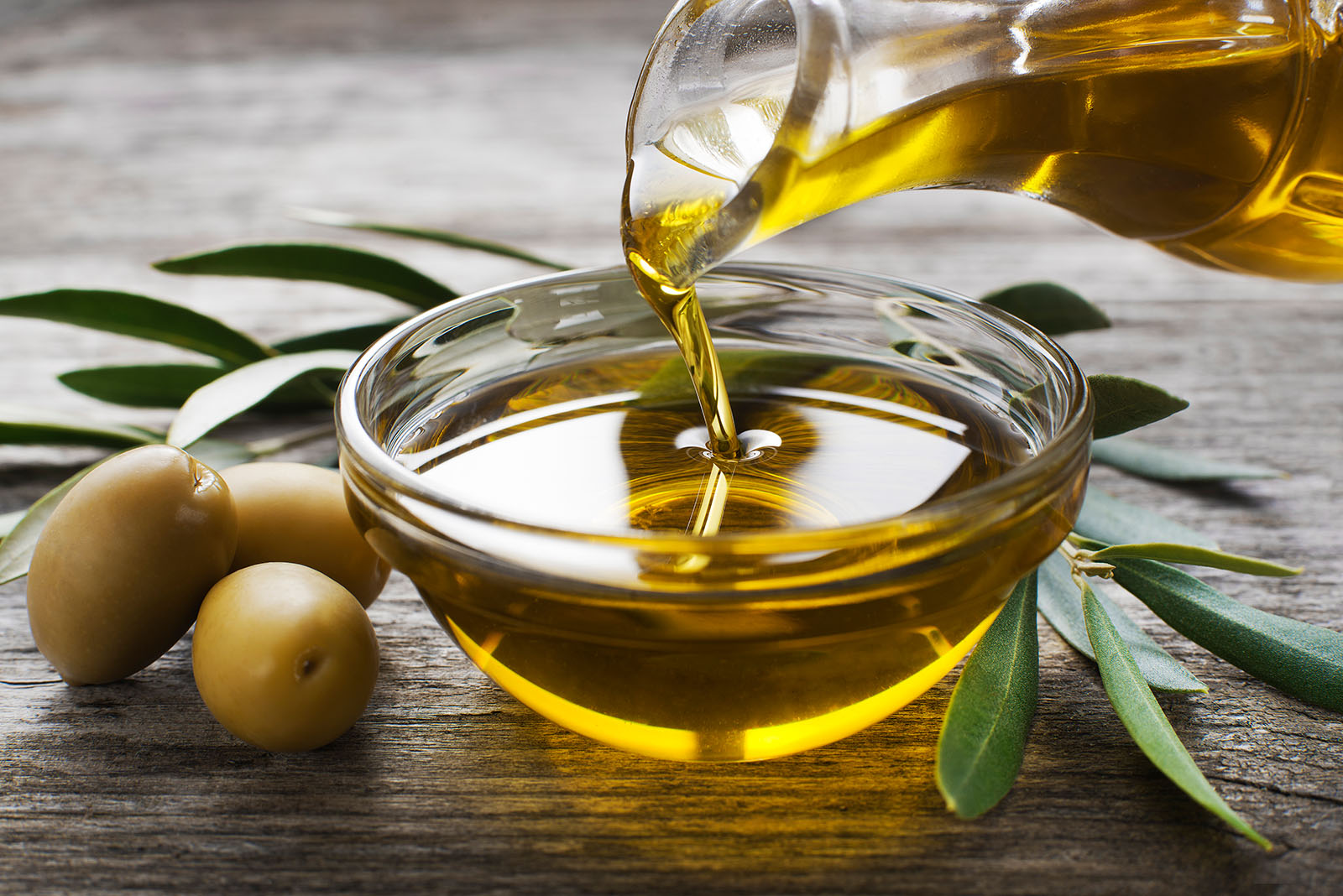 Olivenöl in einer kleine Schale | Credit: iStock.com/dulezidar