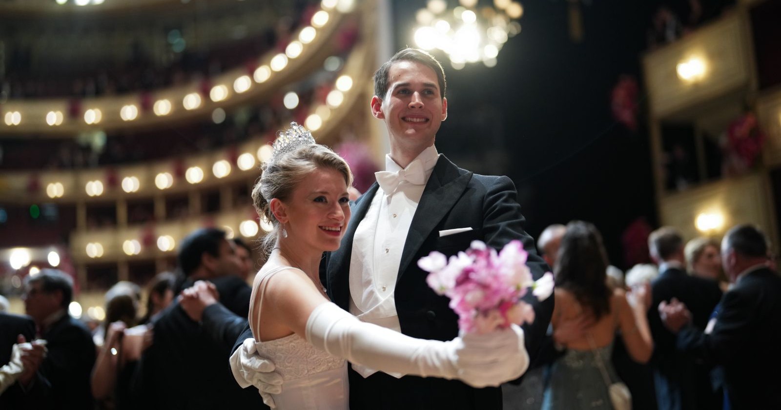 Ein junges Paar tanzt am Opernball