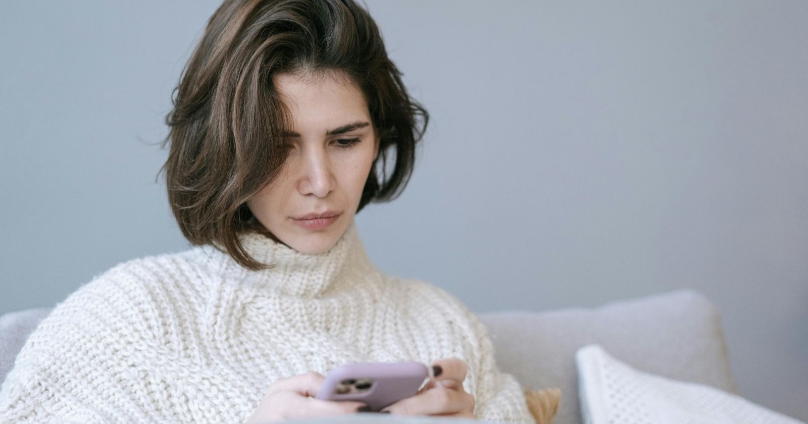 Frau blickt auf ihr Handy