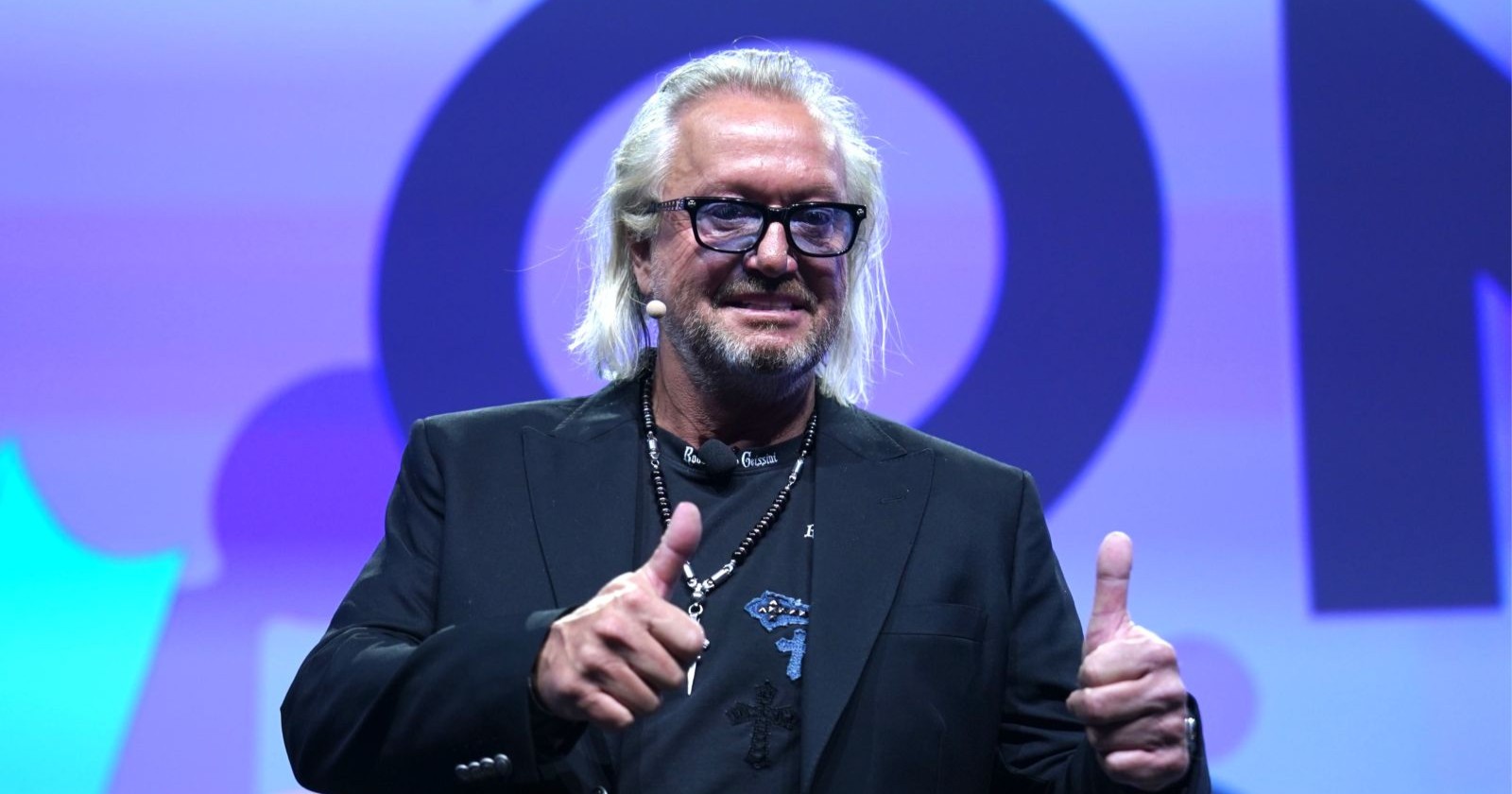 Robert Geiss zeigt Daumen hoch.