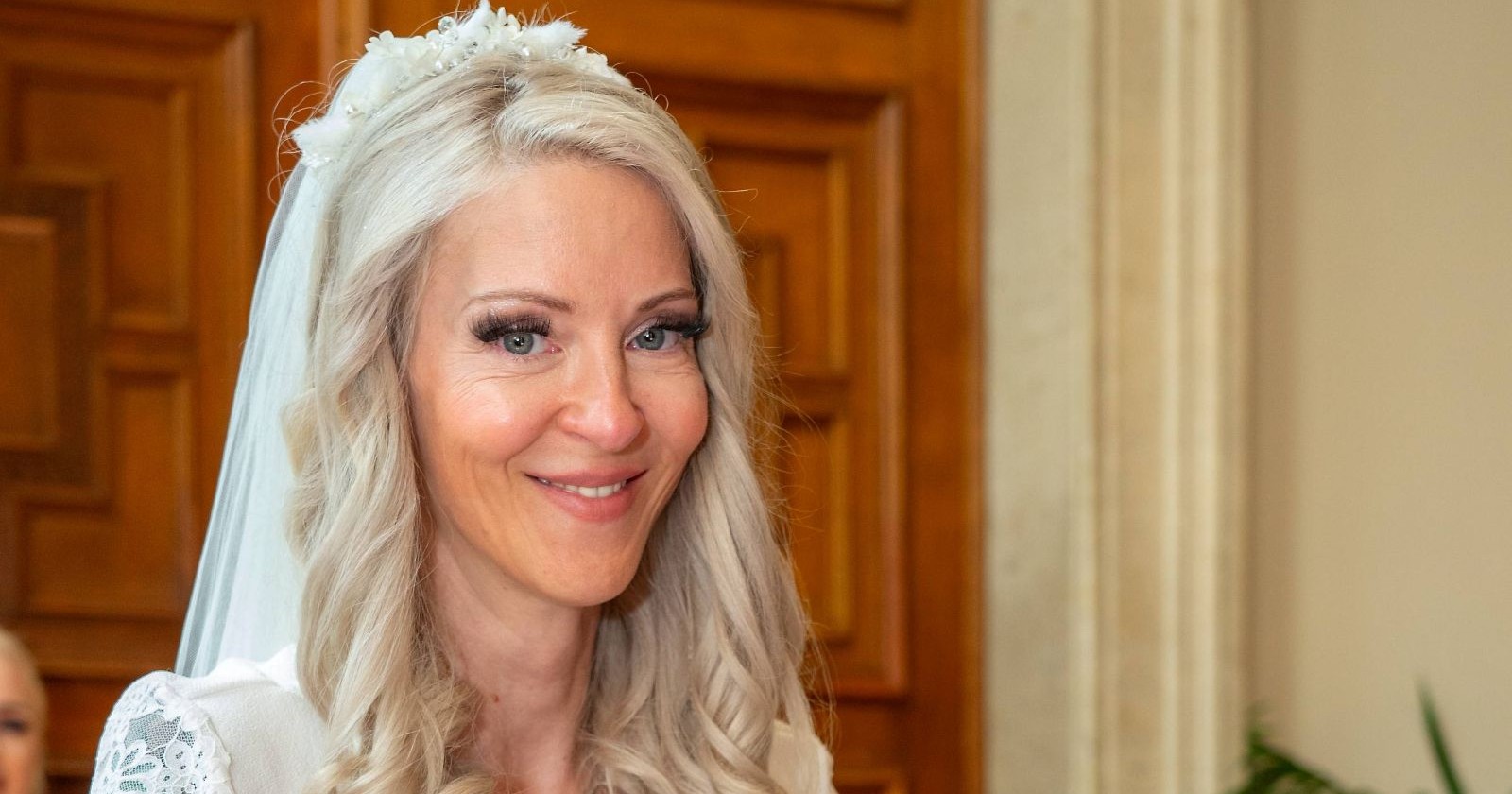 Simone Lugner mit Hochzeitsschleier.