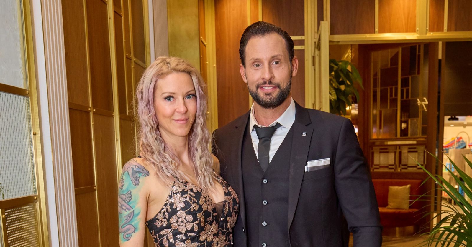 Simone Lugner und Christopher Dengg lächeln