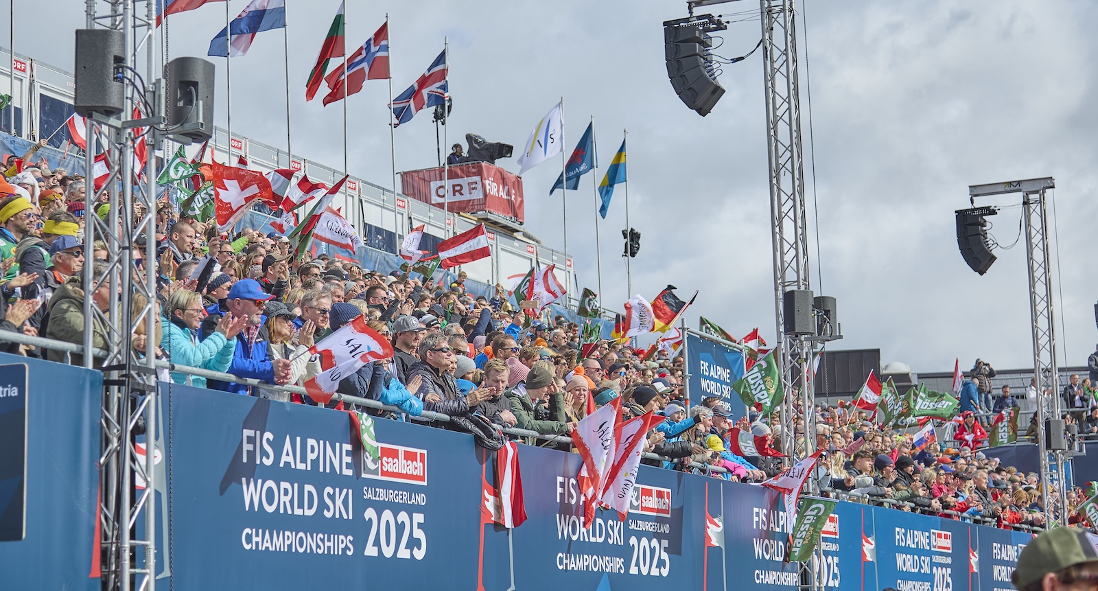 Fans auf einer Tribüne bei einem Sportevent.
