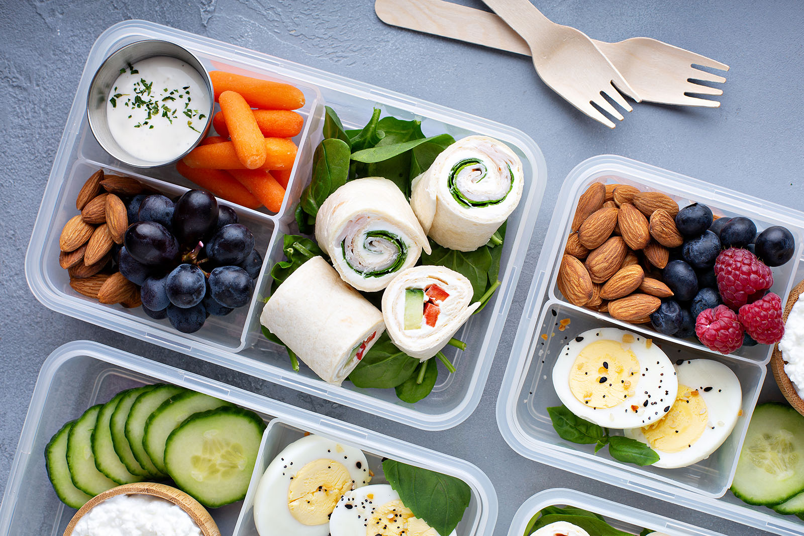 Box mit gesunden Snacks | Credit: iStock.com/VeselovaElena