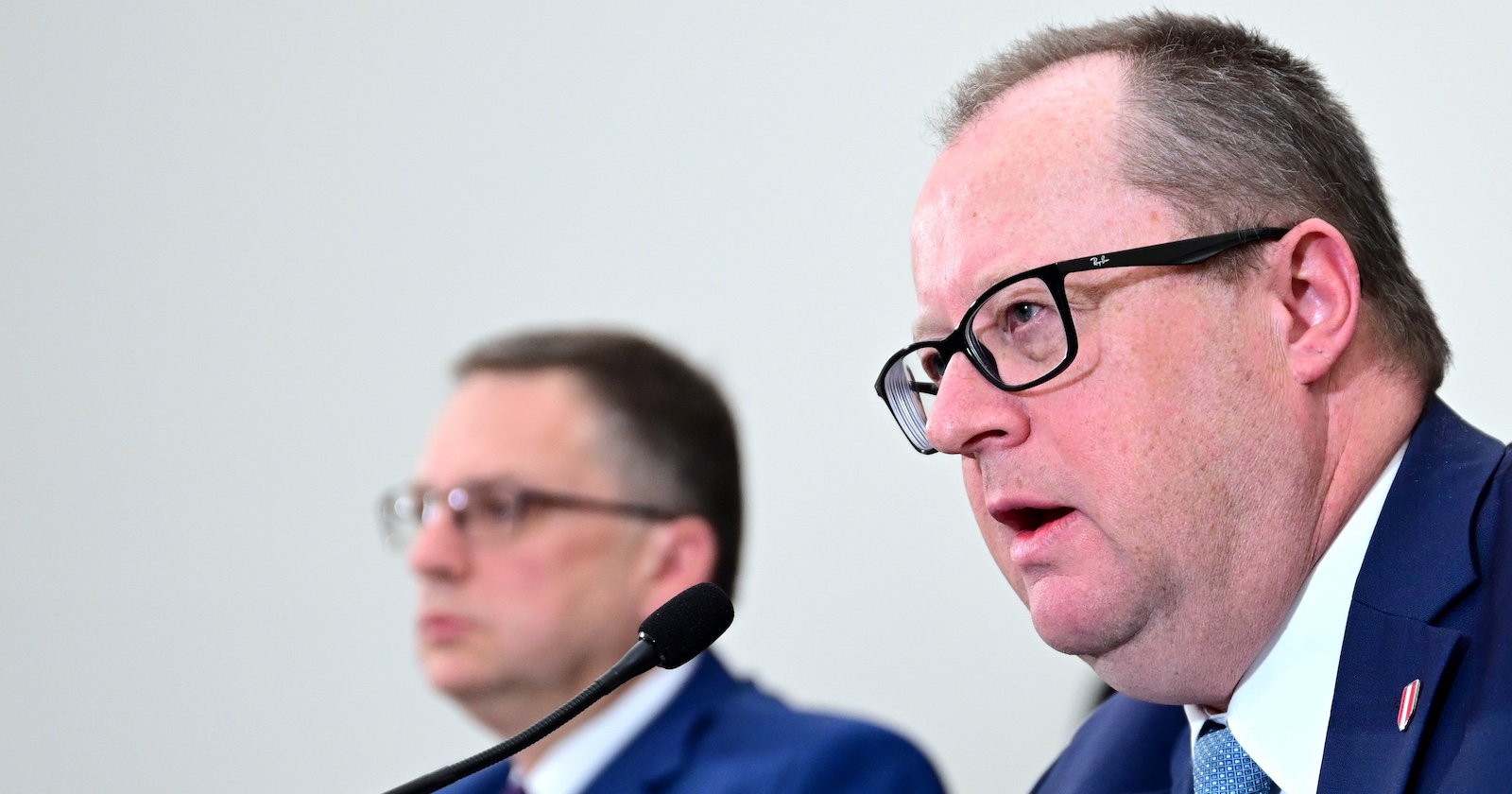 Klubobmann August Wöginger (ÖVP) und Budget- und Finanzsprecher Hubert Fuchs (FPÖ) im Rahmen einer PK mit dem Titel "Details zum Budgetfahrplan für eine sichere und stabile Zukunft" am Donnerstag, 16. Jänner 2025