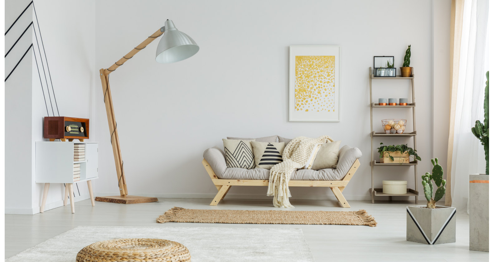 Zimmer mit einer Couch, Teppich und einer Stehlampe