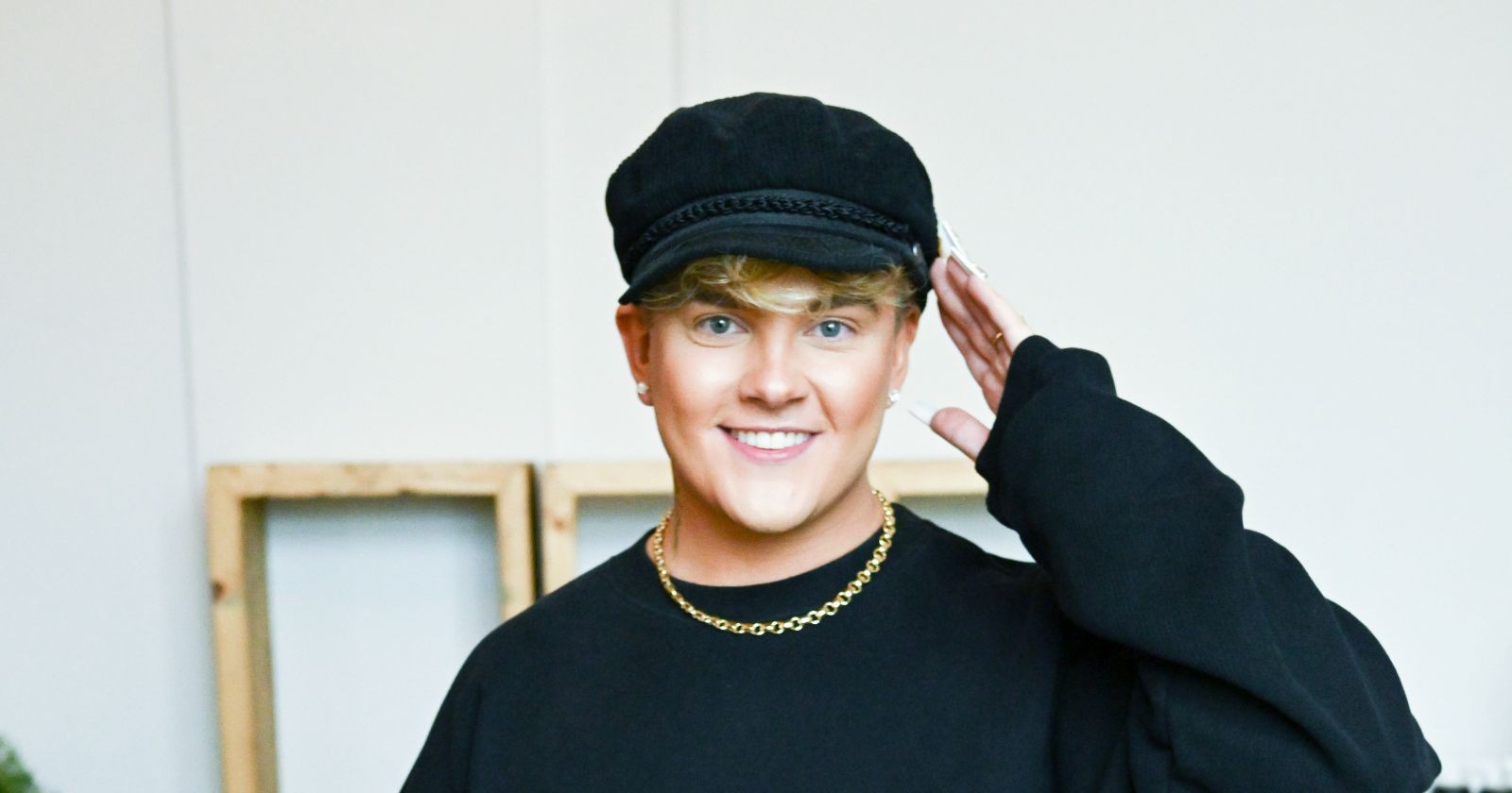 Influencer Twenty4tim lächelt in die Kamera.