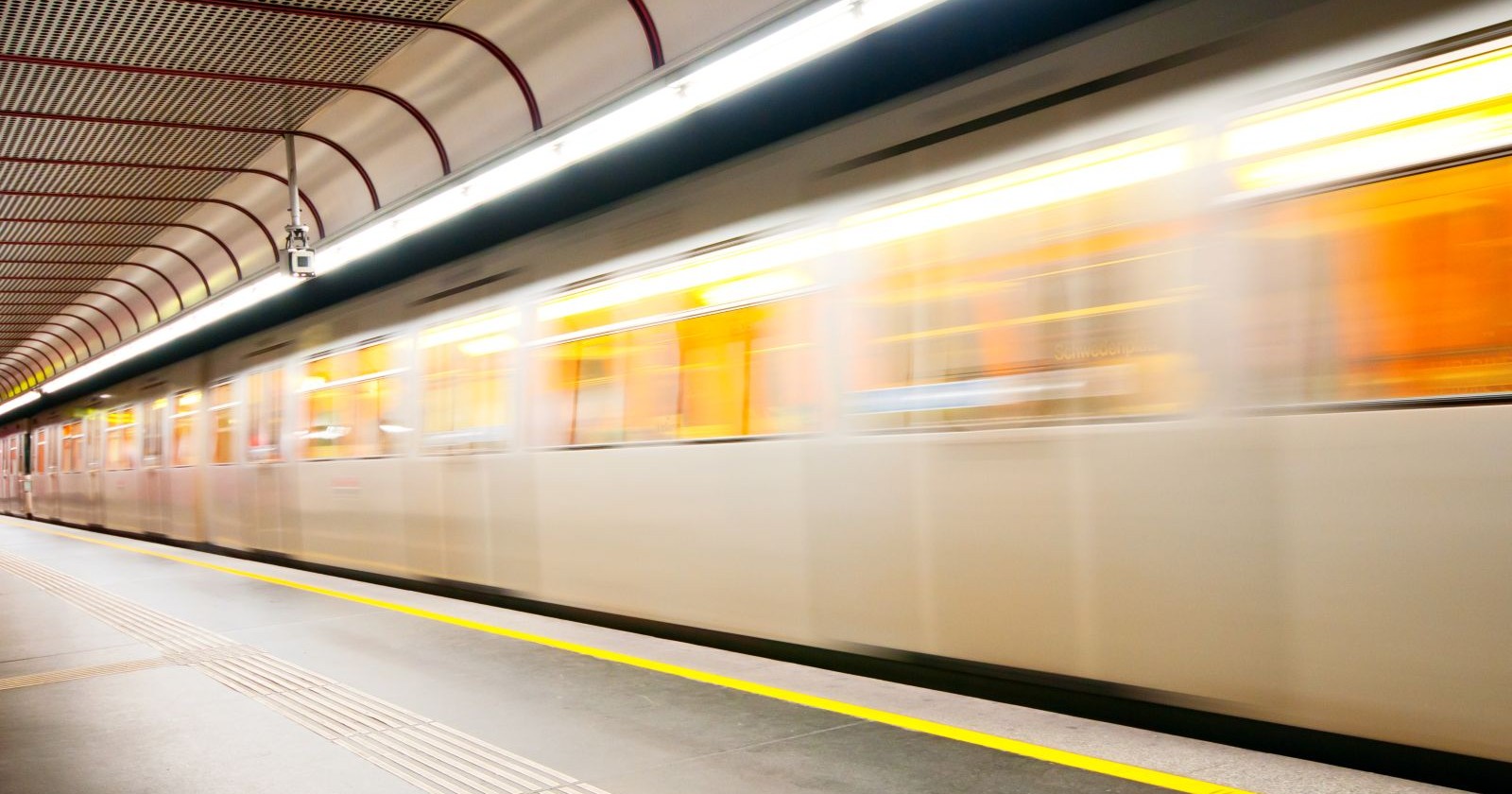 U-Bahn in Wien fährt ab