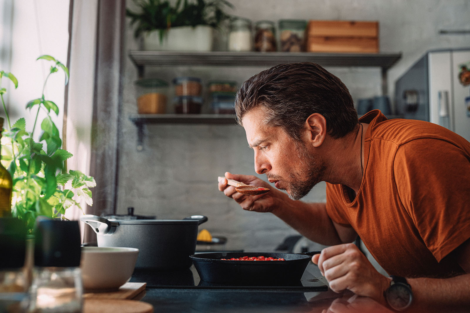 Mann kocht vegan | Credit: iStock.com/miniseries