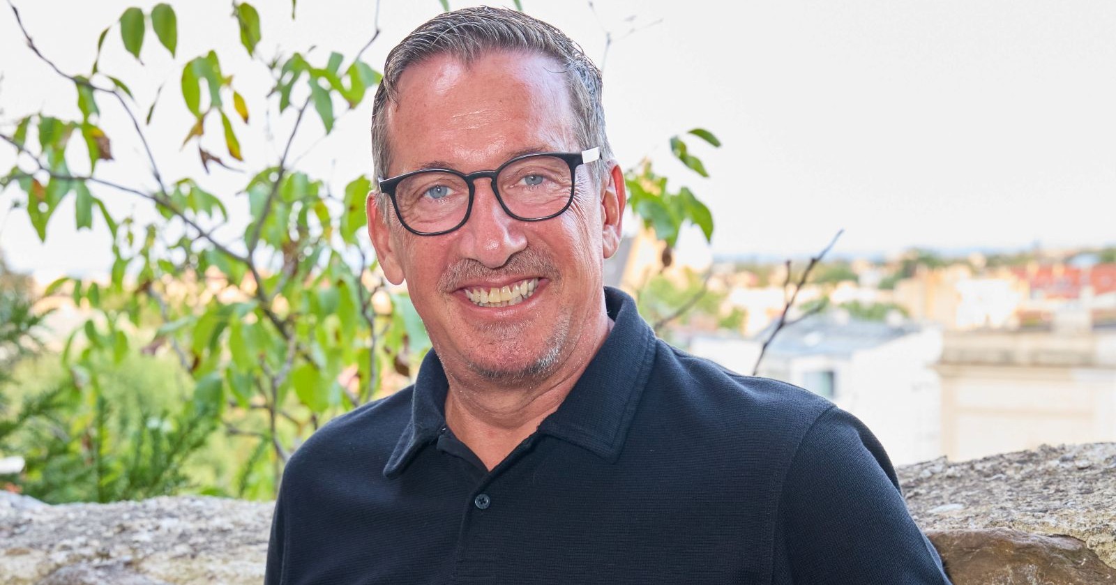 Victor Gernot lächelt