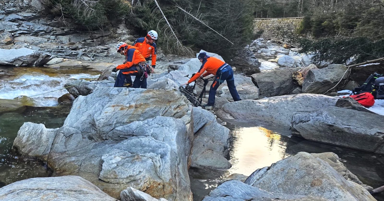 Bergretter am Einsatzort in Bad Gastein.
