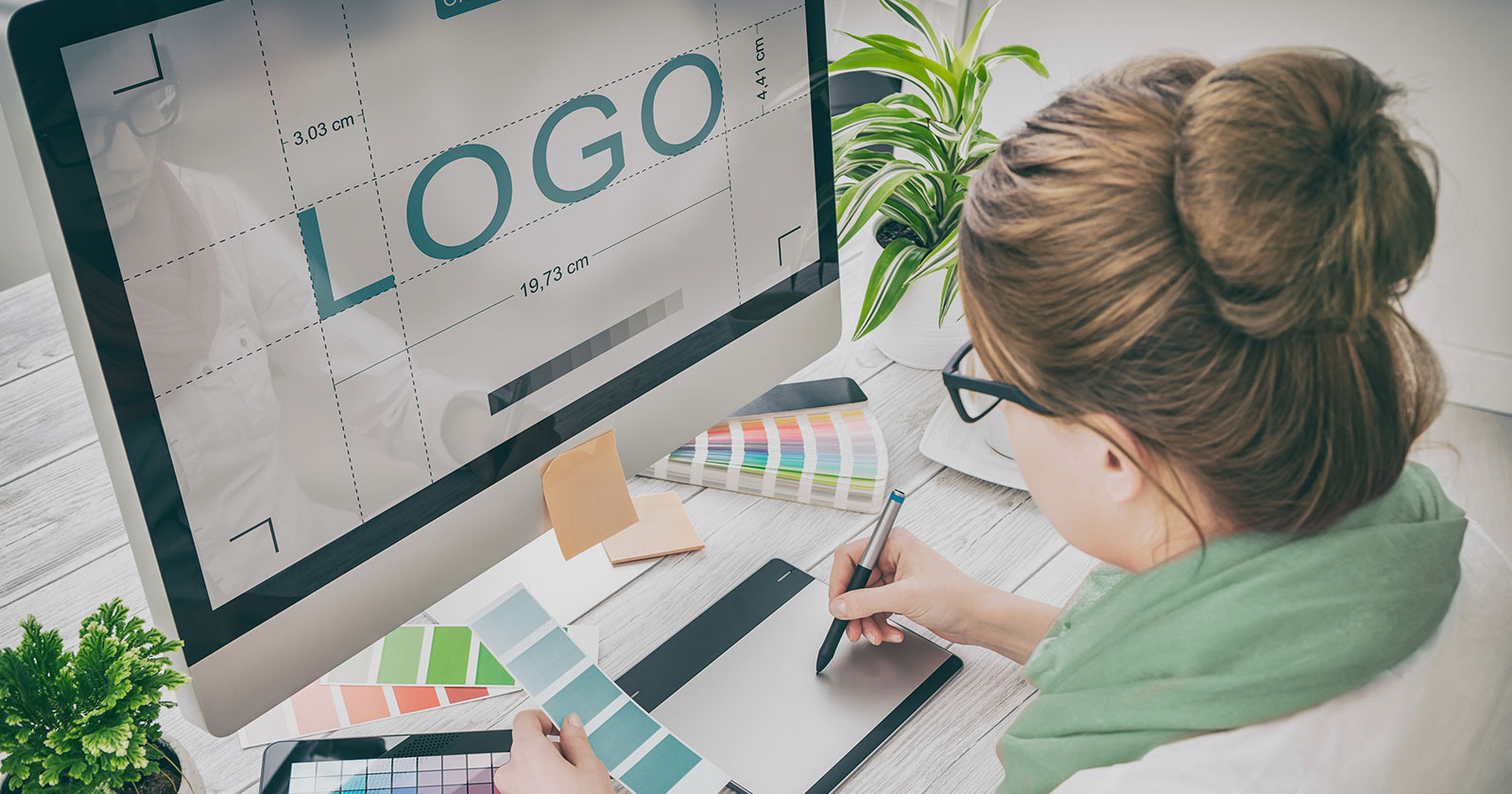 Junge Frau bei Designarbeit am Computer | Credit: iStock.com/scyther5