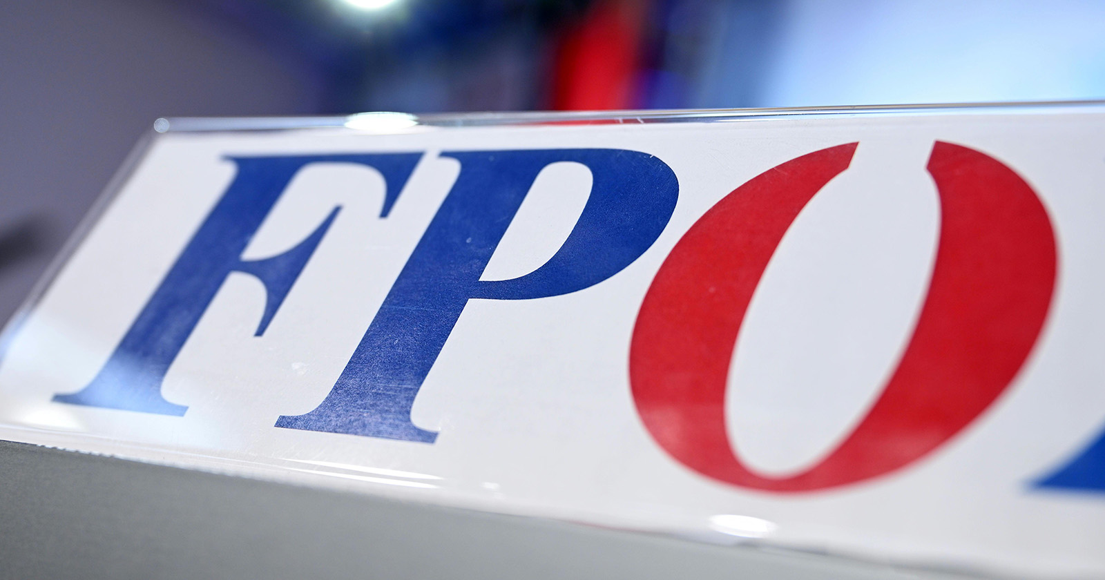 Schild mit FPÖ-Logo auf einem Tisch