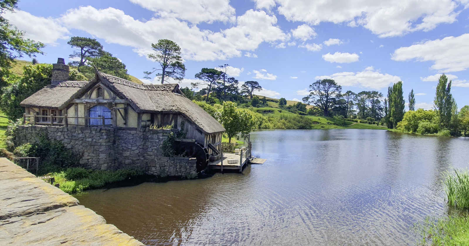 Ein Haus an einem See