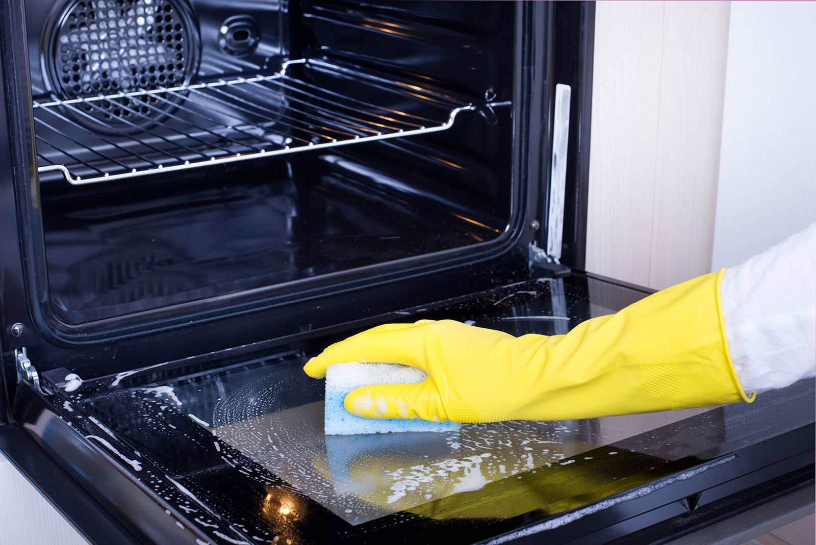 Backofen wird gereinigt | Credit: iStock.com/Jevtic